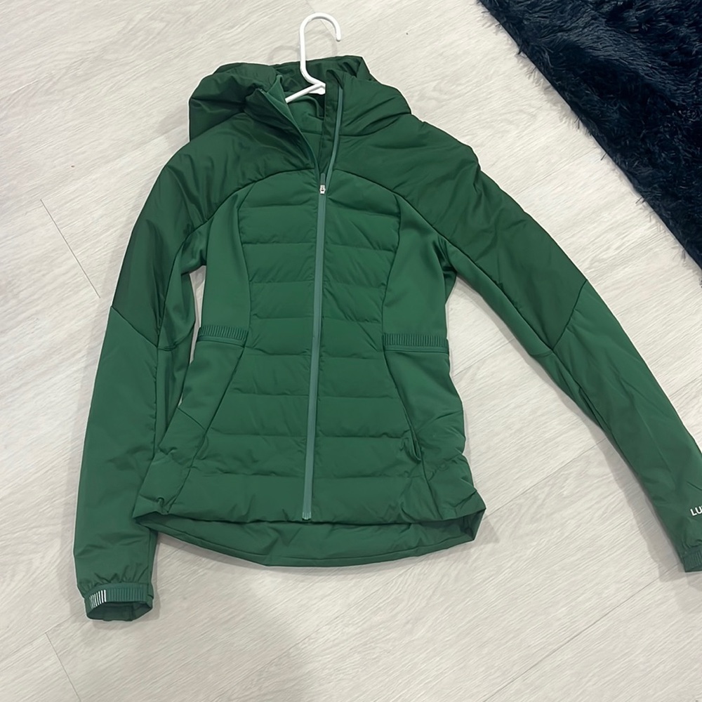 Lululemon size 4 light weight zip down jacket.